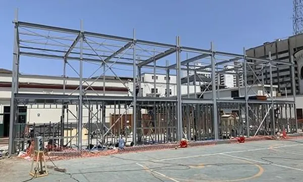 Montaje de estructura metálica en obra