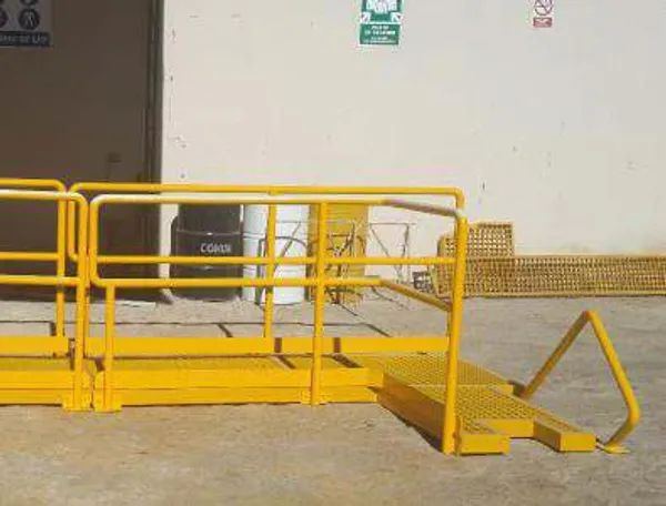 Plataforma metálica con barandas